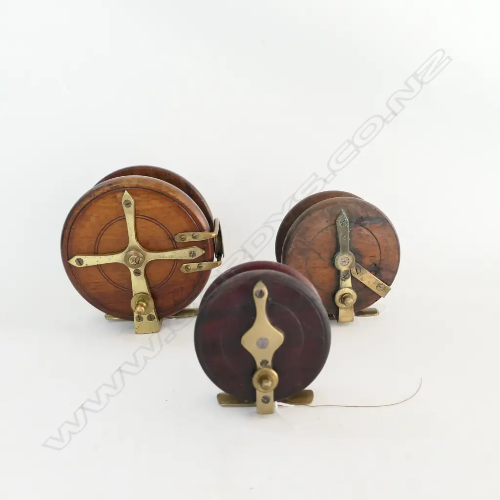 THREE VINTAGE STARBACK REELS, LARGEST 4½" Image 1++